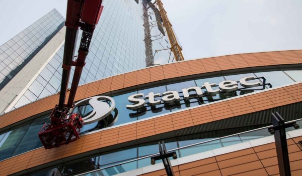 Looking up at manlift installing the Stantec logo on the new Stantec Tower building.