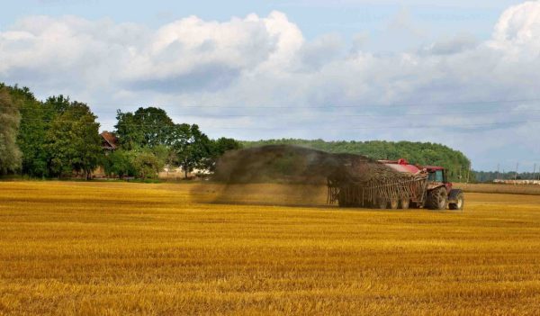 Tractor with tank that can directly inject liquid manure into the ground. 