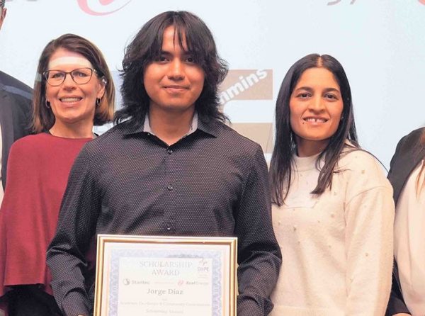 Jorge Diaz receiving a Stantec sponsored scholarship.