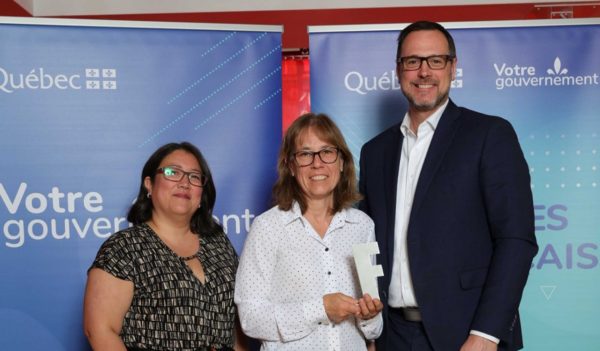 From left to right : Mirta Rodriguez and Isabelle Jodoin from Stantec, with Jean-François Roberge, the Minister of the French Language