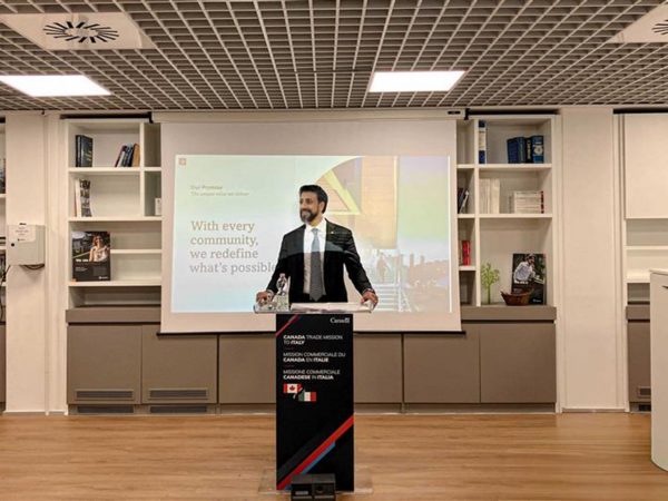 Lo staff dell'ufficio di Milano insieme al Ministro Sidhu, l'ambasciatrice, Rob Stewart, Deputy Minister of International Trade e i membri della delegazione Elissa Golberg, 