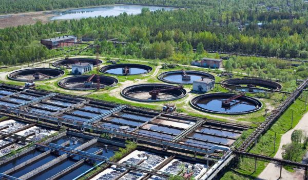 Biological water treatment plant with a round settlers